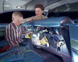 danismm:Corvette Carousel 1958, a  child-friendly backseat included storage for toys, a magnetic game board and child-proof latches that could be controlled from the dashboard.   Shit. That gun.  Can you imagine a black family anywhere in the US today