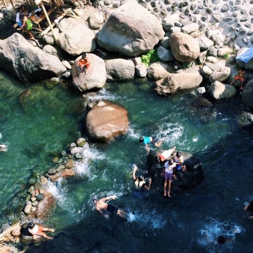 We drove around Laguna on our trip back from Quezon, and we happened to drive by this river(?) along