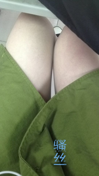 sexyssh: 大学时期的女友真空上课，穿超短裤，跟我在宿舍视频裸聊，有一次竟然看见逼里有白白的东西，跟我说是白带