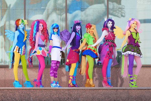 cosplayfanatics: Equestria Girls by Ryoko-demon The girl wearing leggings is a blemish on this image