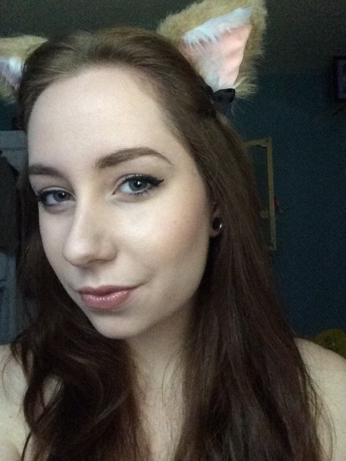 melaniesrose:cat ears just make me feel 1000x cuter 