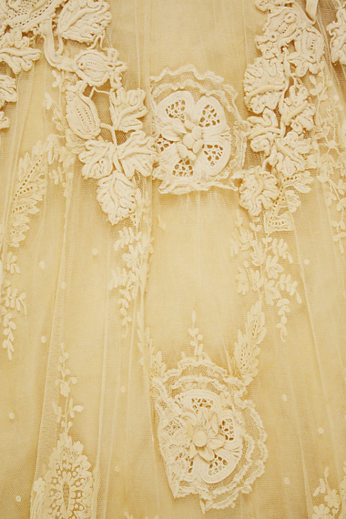 fashionsfromhistory:Up Close: Wedding Dress Huet &amp; Cheruit 1900 (X)