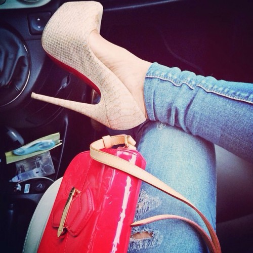 Ripped pants don’t care#loubies #christianlouboutin #christianlouboutinshoes #redsoles #fashio