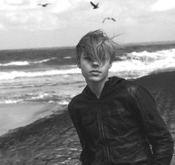 yoshicuteboy:  le garçon blond, les cheveux au vent / the blond boy, hair in the wind
