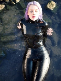 kinky-latex-babes:Better than skinny dipping