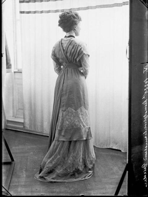 history-of-fashion: 1910 Photo series “Modern costume and textile exhibition” (Museum of