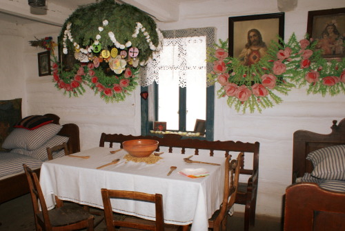 lamus-dworski:Examples of a podłaźniczka, one of the the oldest types of Christmas decorations in Po