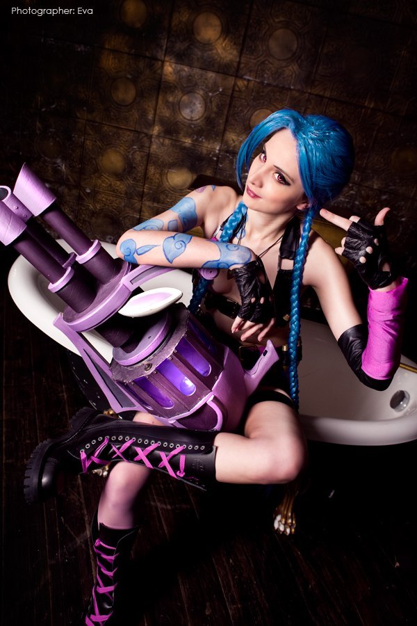 league-of-legends-sexy-girls:  Jinx Cosplay 