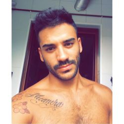 insta-hunk:  Instagram: @aaron.m.h 