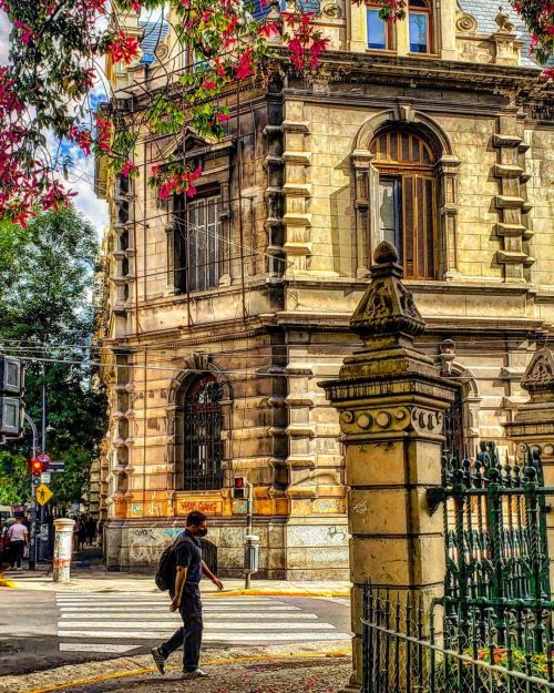 Colegio de La Salle Centro. Ubicado en el barrio de Balvanera [ en la manzana entre las calles Viamo