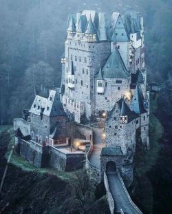andantegrazioso:Eltz Castle, Germany |  doounias  