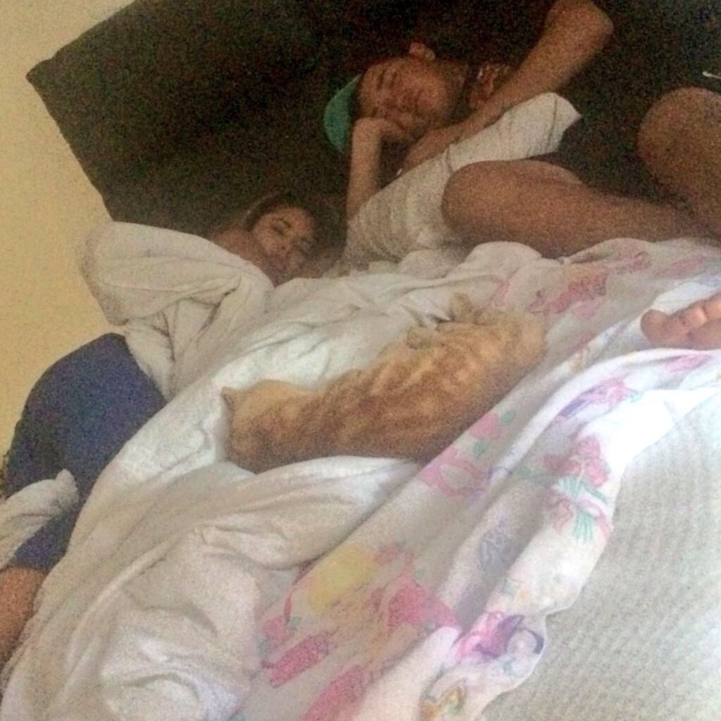 villegas-news:  @jazzlynsworld: 😴 @JASMINEVILLEGAS @TheRobSwanson &amp; the