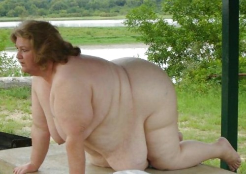 chirifa: bellylifter: Outdoor strip SSBBW Debbie