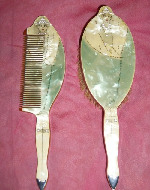 aperfumedpearl:flapper vamp celluloid rhinestone brush &amp; comb set