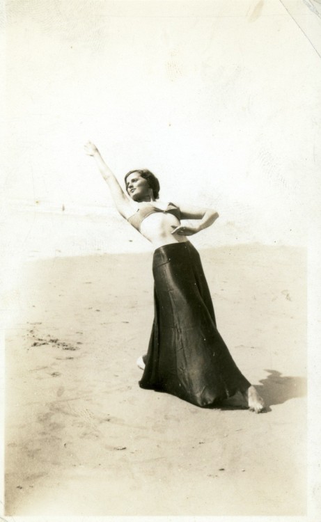 rivesveronique: Gussie Reinhardt dancing on the beach. 1923