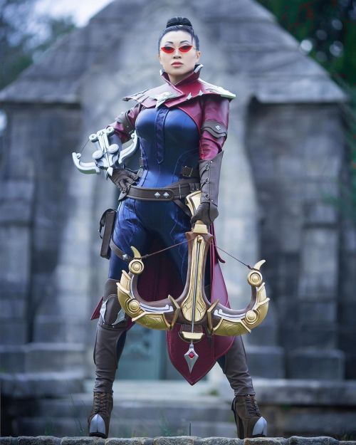 Thank you all so much for the kind words on my new Vayne costume! Today I share the full photo galle