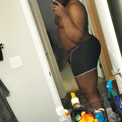 kingcacao: #bigboy #beardgang #thick #body #SixFootFour #blackgayboyjoy #lgbtq