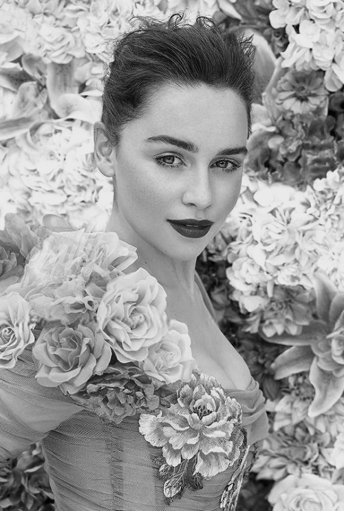 joanna-lannister:There are no captions on red-carpet photos that say, ‘This girl trained for two wee