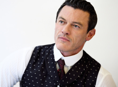 agent-hood:luuuuuke-evans: Luke Evans at “The Angel of Darkness” Set Visit at Godollo Palace on Sept