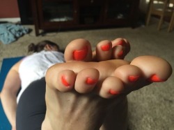 opentolife37:  Rainy day yoga toes…💋👣