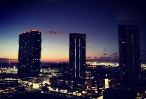 Cheers to the #PhreakinWeekend. #kakaako #dronephotography #djimavicair #sunset #goldenhour #alohafr