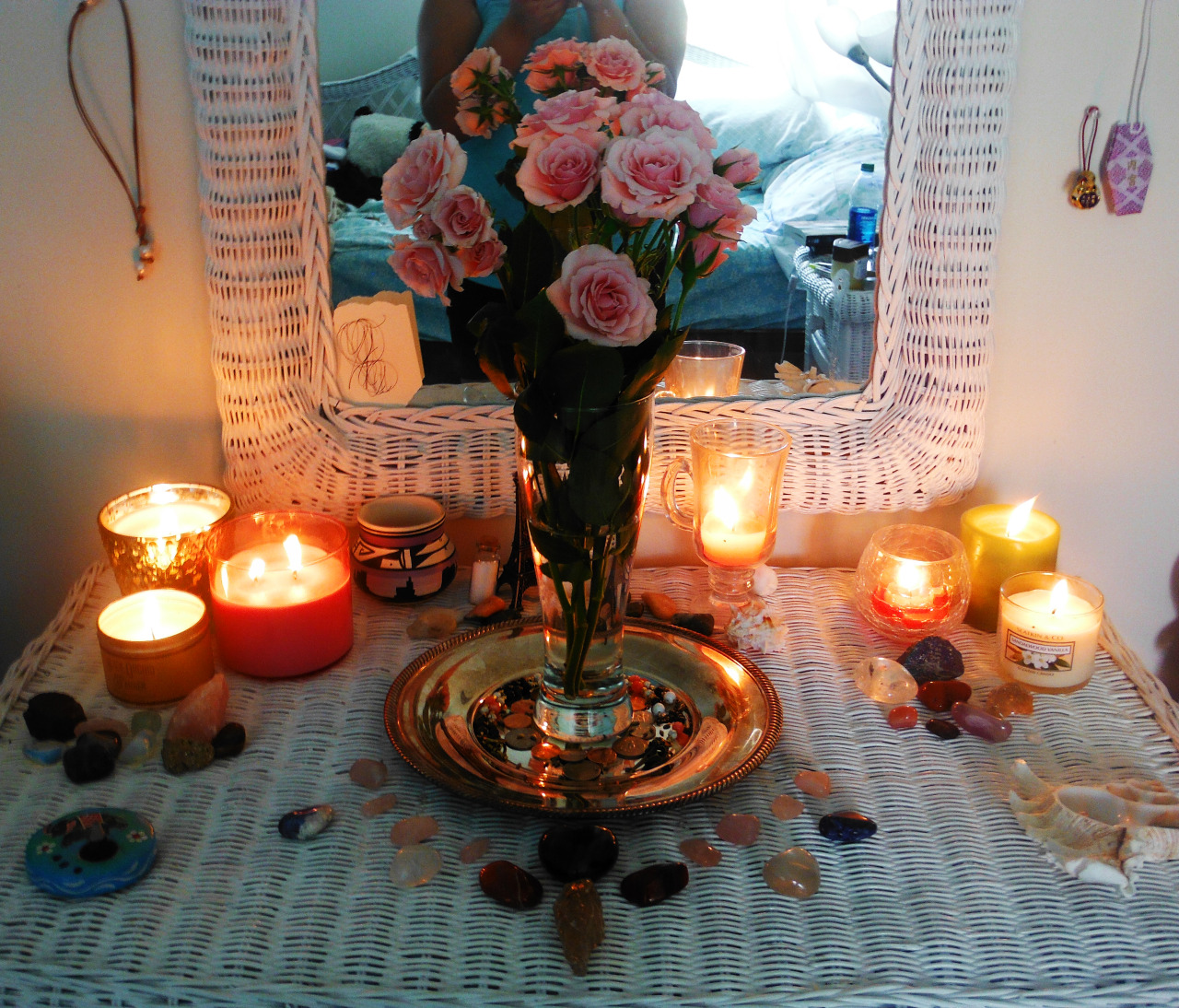 thelivingwiccan:  bouquetsofperfumedstars:  Altar porn time!  The roses are an offering