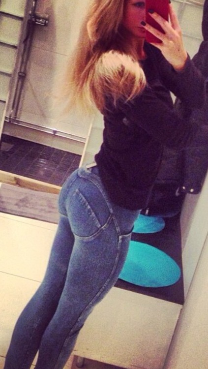 Damn that ass in those jeans.