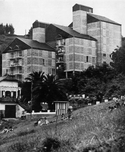 elarafritzenwalden: Casa Aizetsu, social housing groupMutriku - Gipuzkoa, Euskadi, Spain; 1964 Luis 