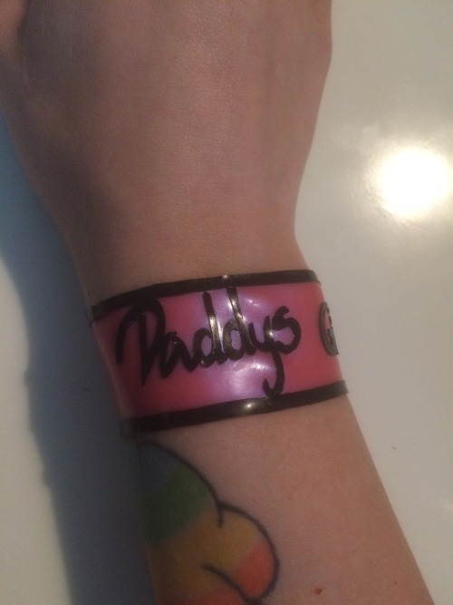 Made a bracelet of latex today. It says daddys girl:). Soon in my shop www.lickylatex.com