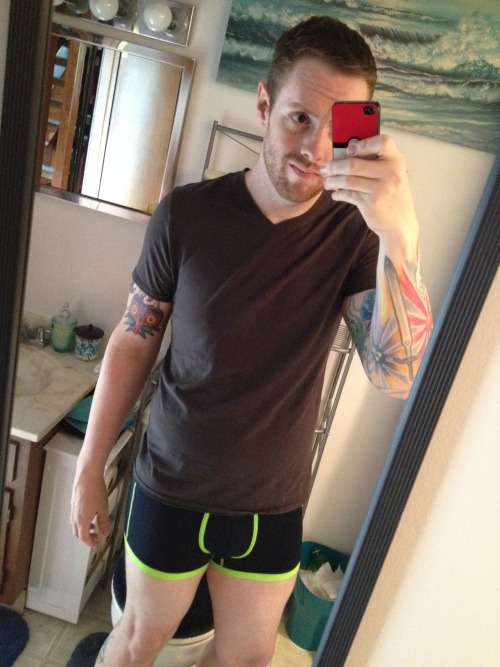 manbootypokeball:  This would honestly be the most comfortable outfit to wear to the gym… but for some reason for men this isn’t “acceptable” … but if I were a woman I could get away with even less … 