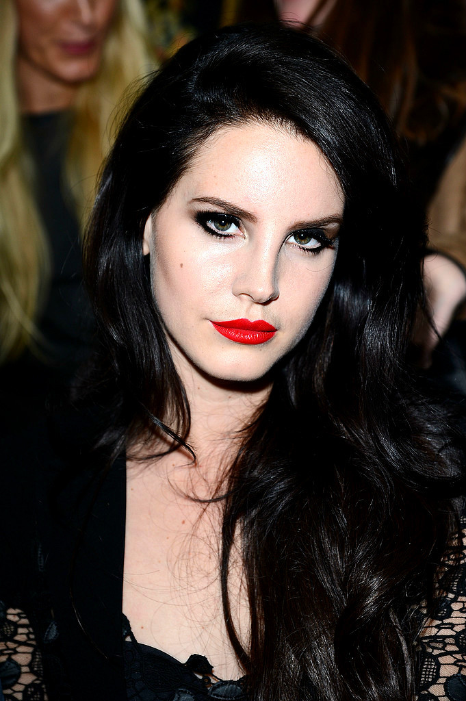 Lana Del Rey : Black hair and Red lips.