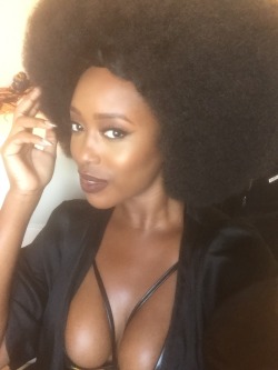 mistertilmonjr:  nuffsed69:  Sexy Ebony Queen 👑  I fuckin LOVE dark skin women