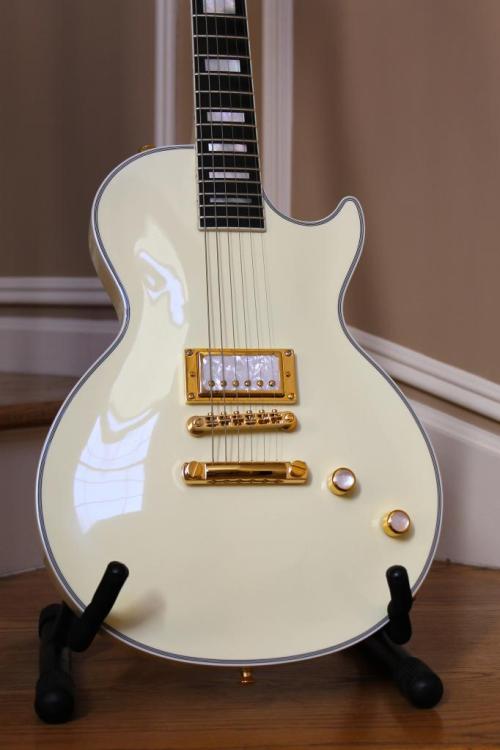 guitarlust:  Gibson Custom Shop Les Paul Custom.  if this doesn’t make you want to play, you are bad at person