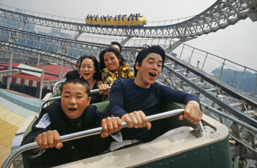 unrar:  The amusement fair of the Kyoto Disneyland park, Japan 1971, Bruno Barbey.