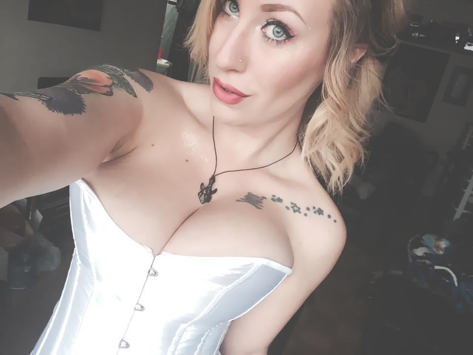 gothamswhore:  I just really love this set, you can get the rest of it on my private