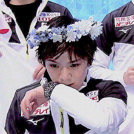 shomasuno:flower crown shoma in the kiss & cry after his short program