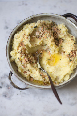 foodffs:  Mashed Potatoes with Saffron Garlic