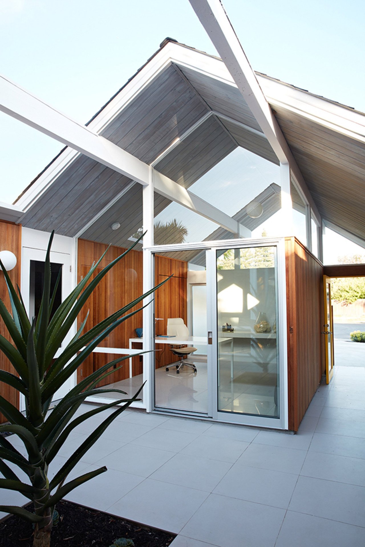 archatlas:    Mountain View Double Gable Eichler Remodel  San Francisco-based Klopf