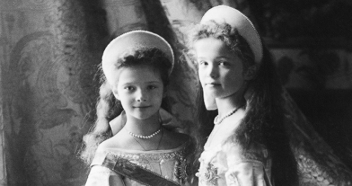 romanovqueen:Grand Duchesses Olga and Tatiana Nikolaevna wearing court dresses in 1904 and 1913.