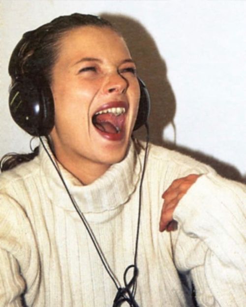 Laugh…. . . #katemoss #katemossstyle #funtimes #laughing #funnymoments #beigeaesthetic #bei