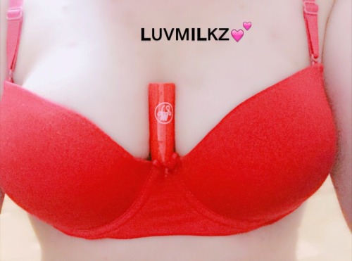 luvmilkz: hahaakk: luvmilkz: 제가 즐겨쓰는~ 제가 너무 좋아하는 립밤 한번 끼워봤어요^^ 저 립밥 어디꺼게요?ㅋ 립밤 제 입에 바르고 밀크님 가슴에 키스마크