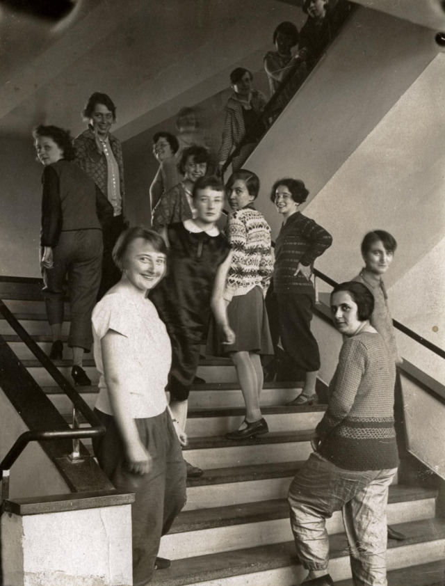 bauhaus-movement:The Women Weavers on the Bauhaus Stairway, Dessau 1927. Lena Bergner,