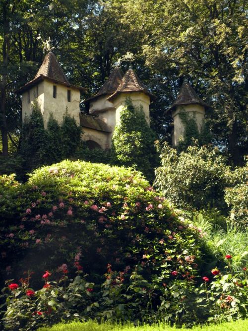 plantinghuman:This is Aurora’s Castle in the Efteling, a themepark inspired by Grimms fairytales. It