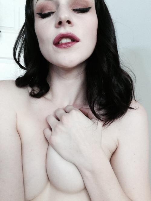 lil-ith:  Those who have mastered the art of seduction always make sure to leave a little bit to the imagination 😉 ig: _lil_ith 