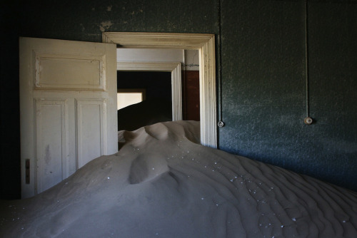 leighhecking:In southern Namibia, there is a ghost town named Kolmanskop that is slowly being taken 