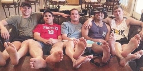 A smorgasbord of male feet ;)