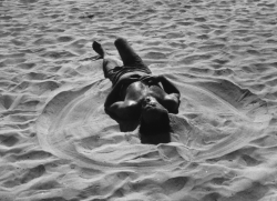 mpdrolet:  Sand creature, 1977 Ray K. Metzker