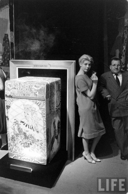 electronicsquid: Exhibit of artistic refrigerators (Loomis Dean. 1958)