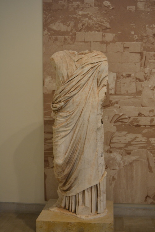 hiphopocliedes:Delphi Archaeological Museum1, 2. Cult statue of Antinoos3. White-ground technique ky