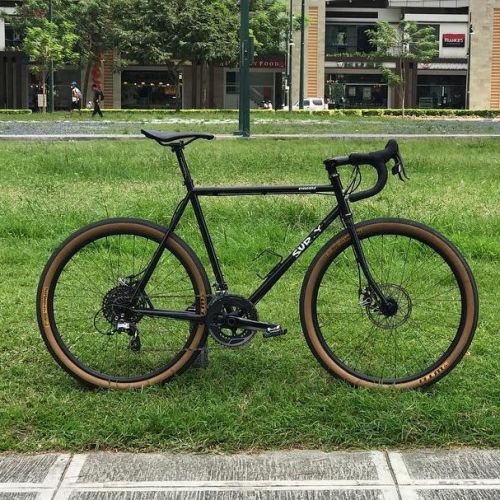 surlystragglerarchive:Dialed in the optimal saddle setting and tire pressure on my Road Plus. Will m